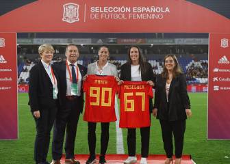 Caluroso homenaje en Riazor a Torrejón y Meseguer