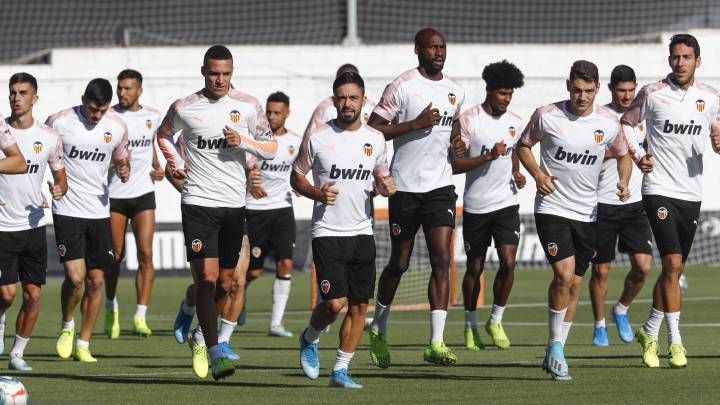 Ferran, Maxi, Garay, Rodrigo, Coquelin, Jaume Costa, Mangala, Thierry, Manu Vallejo, Guedes y Parejo.