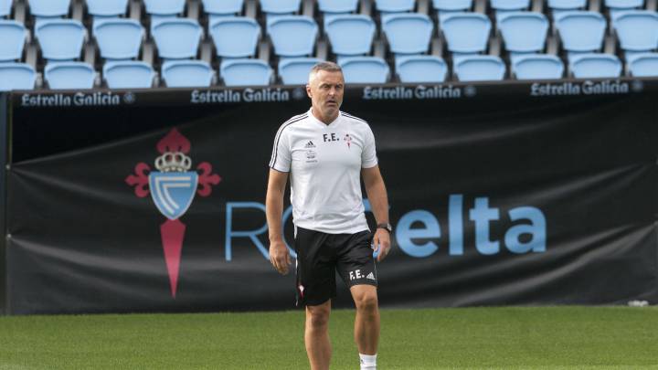 Fran Escribá dirige una sesión de entrenamiento del Celta esta temporada en Balaídos.