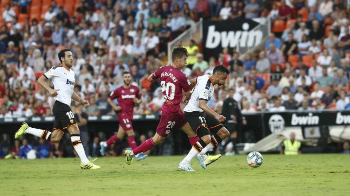 El 1x1 del Valencia: Coquelin sostiene la sociedad Rodrigo-Maxi