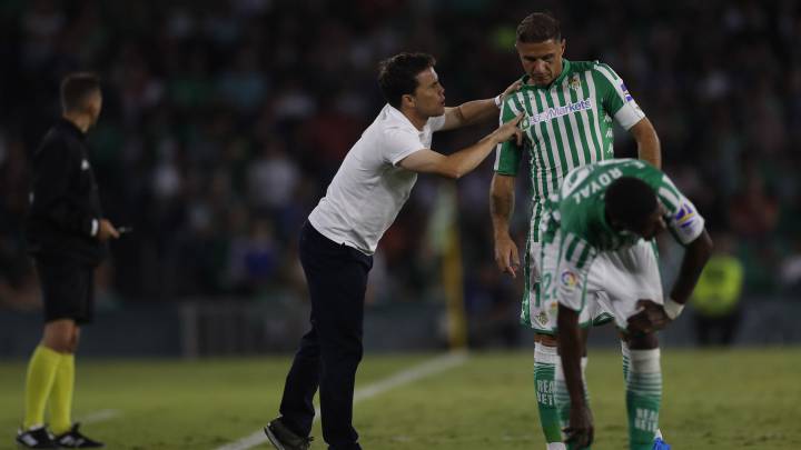El técnico del Betis Rubi decidió cambiar la ubicación del banquillo local en el Benito Villamarín y no le va bien, como Héctor Cúper y Carlos Griguol.