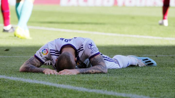 El césped, culpable en el fallo del penalti de Sandro