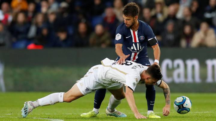 Juan Bernat disputa el balón junto a Santamaría en el Paris Saint-Germain-Angers de la Ligue 1.