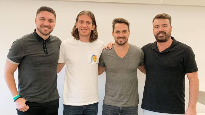 Guilherme Siqueira, Filipe Luis, Savio y Marcos Marinho, tras el cierre de las negociaciones para llevar al lateral al Flamengo.