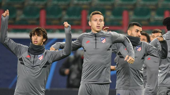 Saponjic, entre João Félix y Correa, durante el entrenamiento del Atlético en Moscú.