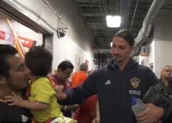 La reacción de Ibra: un fan pide que firme la camiseta de Brasil