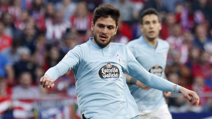 Okay Yokuslu golpea el balón durante el partido del Celta contra el Atlético en el Metropolitano.