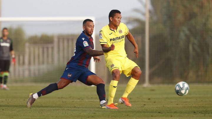 Carlos Bacca y Rubén Vezo pugnan por un balón en pretemporada.