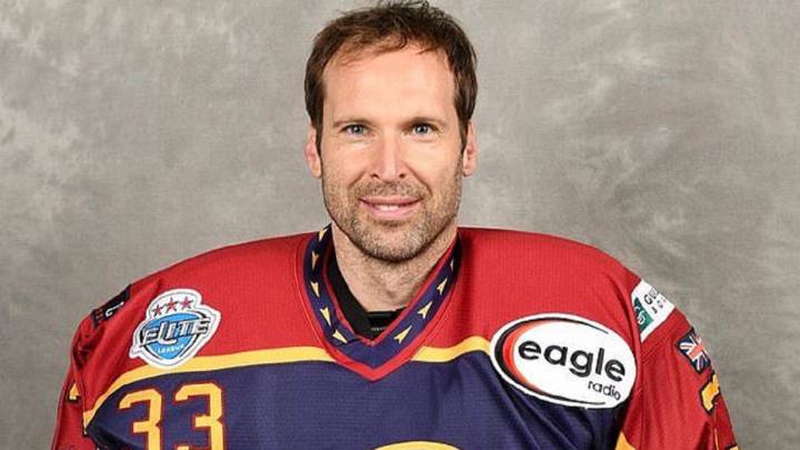 Cech firma con un equipo semi profesional de hockey sobre hielo.