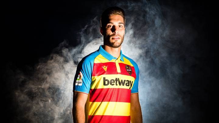 Rubén Rochina posa con la nueva Senyera del Levante.