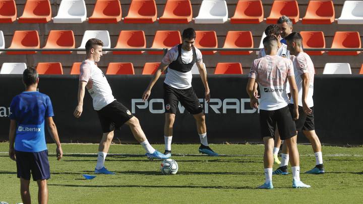 Carlos Soler, ayer, en el rondo.