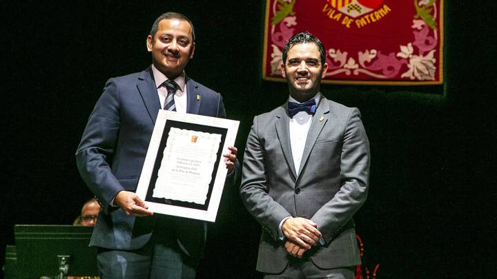 Anil Murty recogiendo la la Insignia de Oro de la Villa de Paterna en reconocimiento al Centenario del Valencia.