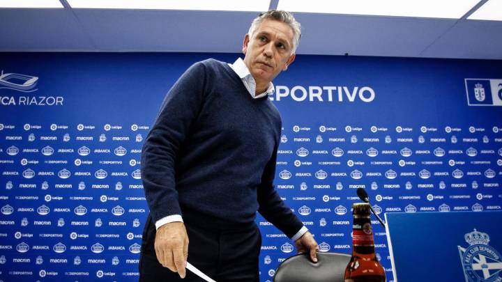 Paco Zas en la sala de prensa de Riazor con el Deportivo