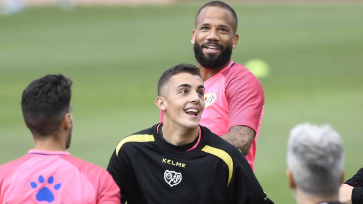 Miguel Morro, en el centro durante un entrenamiento del Rayo Vallecano.