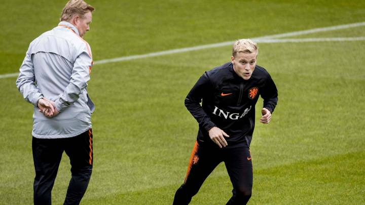 Ronald Koeman observa a Donny van de Beek durante un entrenamiento.