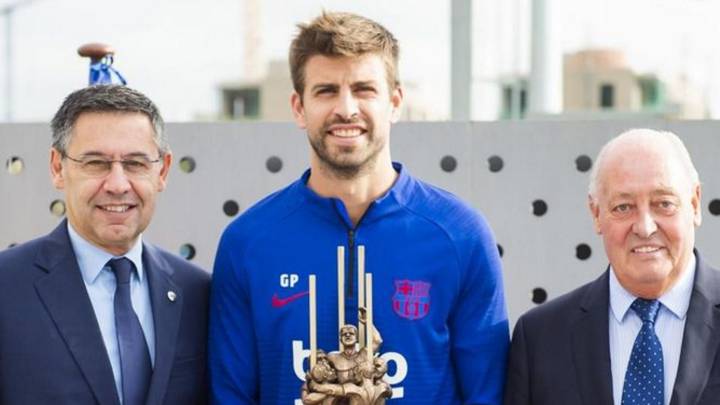 Piqué, con el premio Aldo Rovira.