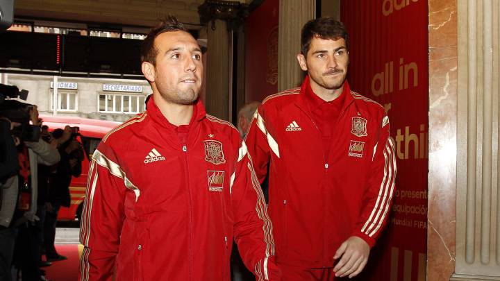 Santi Cazorla e Iker Casillas en la presentación de la nueva equipación de 2013.