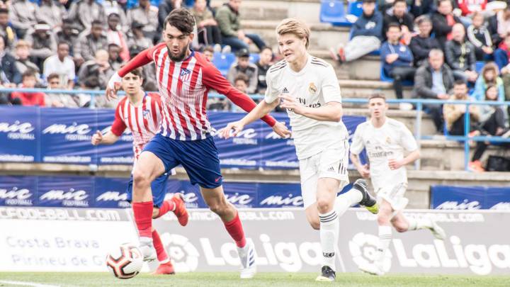 Adrián Gómez, durante un partido contra el Real Madrid.