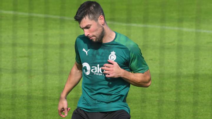 Jon Ander, en un entrenamiento del Racing.