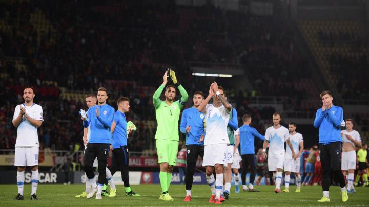 Oblak y sus compañeros saludan a la afición eslovena al término del partido contra Macedonia en Skopje.