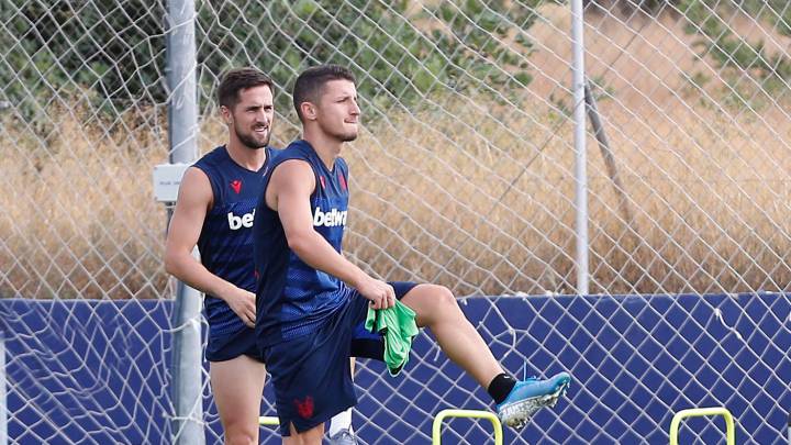 Enis Bardhi ejercitándos en la Ciudad Deportiva del Levante.