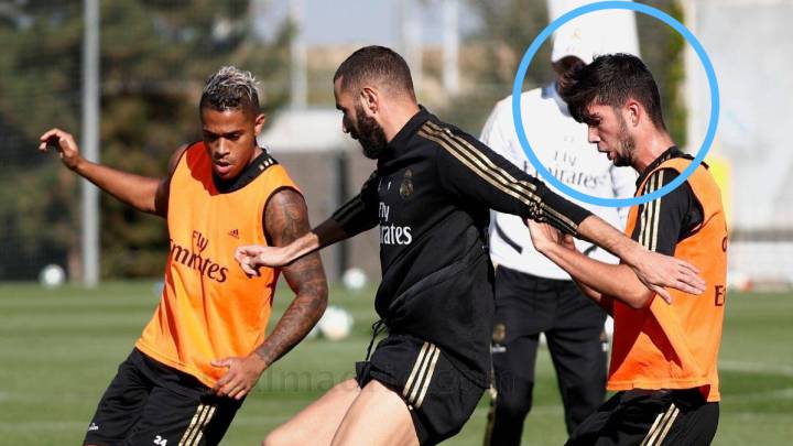Theo Zidane, rodeado con un círculo, presiona a Benzema ante la presencia de Mariano y la mirada de Zidane padre en el entrenamiento del Real Madrid del viernes 10 de octubre de 2019.