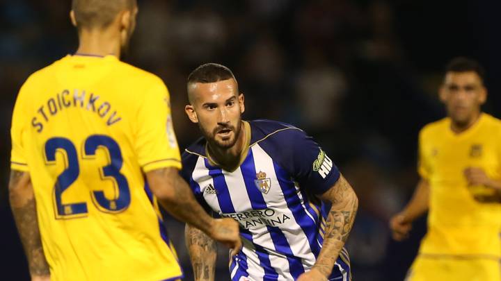 Óscar Sielva podría retrasar su posición ante el Extremadura.