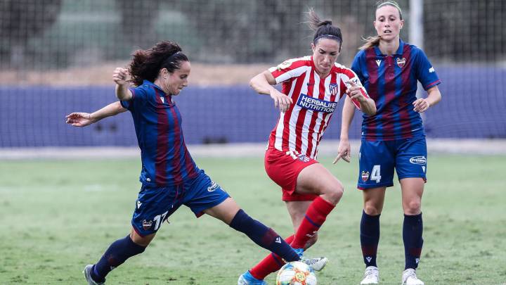 La centrocampista del Levante Femenino, María Alharilla Casado (i), disputa un balón con la también centrocampista del Atlético de Madrid, Silvia Meseguer, durante el partido correspondiente a la 5ª jornada de liga disputado este sábado en la ciudad deportiva de Buñol.