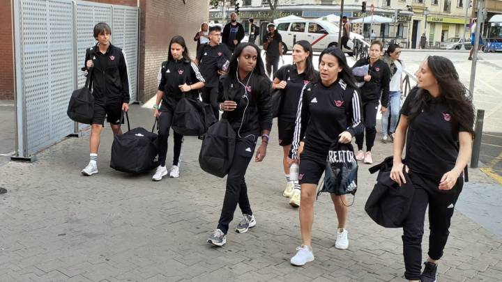 Jugadoras del Tacon a su llegada al Valencia.