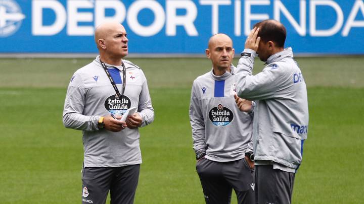 Luis César y sus ayudantes en un entrenamiento del Deportivo