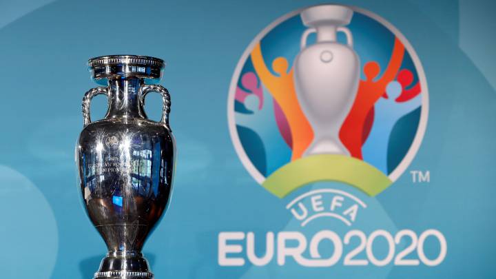 El trofeo de campeón de la Eurocopa 2020.
