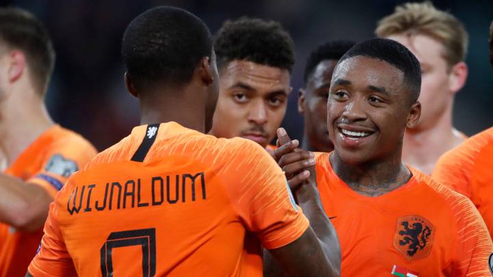 Wijnaldum, con un doblete, evita el tropiezo de Holanda