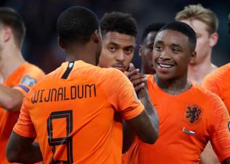 Wijnaldum, con un doblete, evita el tropiezo de Holanda