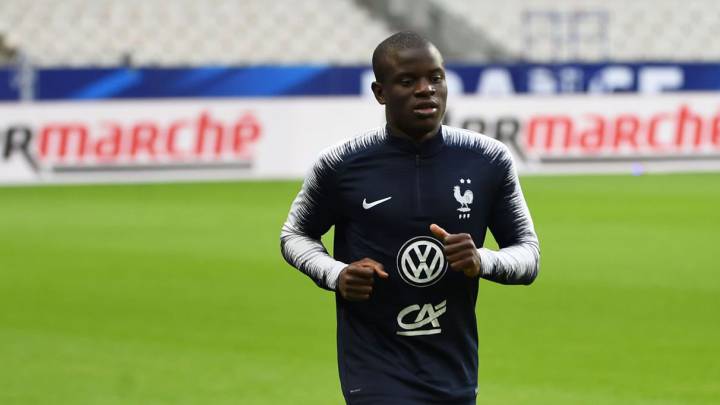 N'Golo Kante en un entrenamiento con la selección.