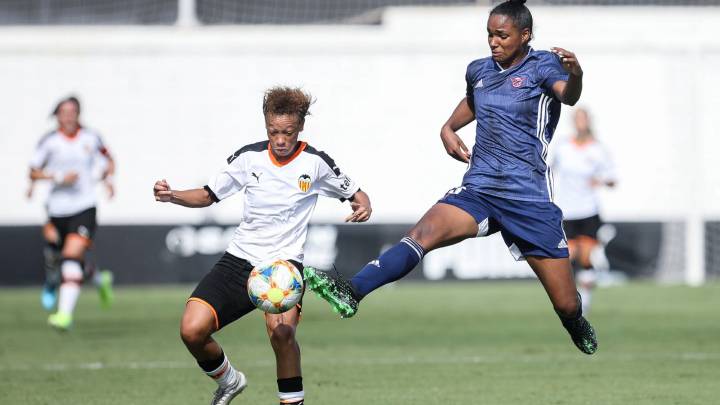La delantera del Valencia CF, Zenatha Goeieman (i), disputa el balón con la defensora brasileña del CD Tacón, Daiane Limeira (d), durante el partido correspondiente a la 5ª jornada de Liga Iberdrola, disputada en la Ciudad Deportiva de Paterna, en Valencia.