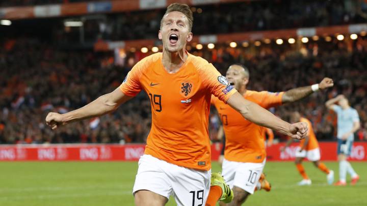 El delantero holandés Luuk de Jong aterrizó en Sevilla pasada la medianoche del domingo y este lunes pasa reconocimiento médico. Monchi pone la directa.