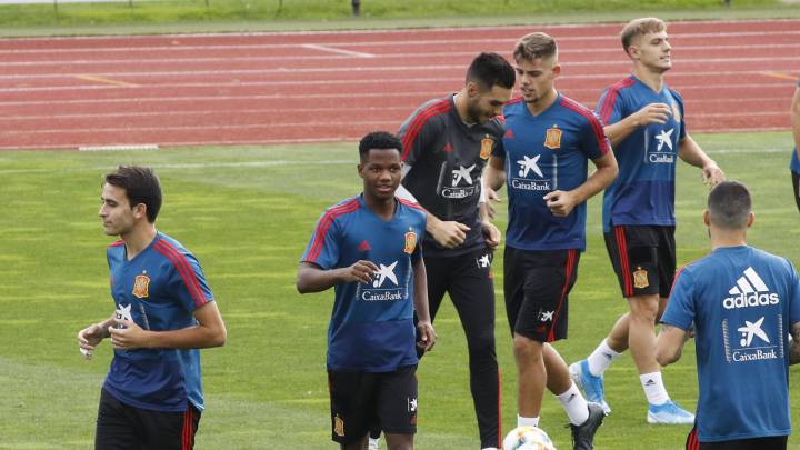 Ansu Fati con el resto de sus compañeros de la Sub-21.