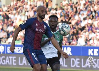 El Huesca salva los muebles en el descuento