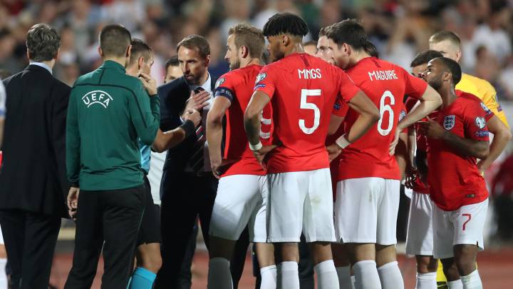 Gareth Southgate y sus jugadores denuncia con el árbitro insultos racistas de la grada búlgara.