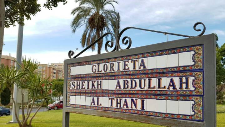 El Ayuntamiento califica de "acto vandálico" arrancar la placa de Al Thani
