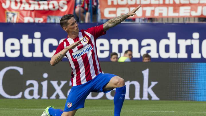 Torres haciendo el arquero en el partido de leyendas que cerró el Calderón el 28 de mayo de 2017.