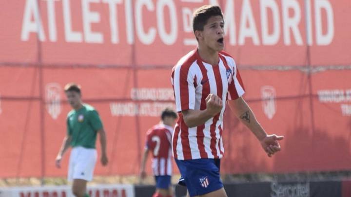 Giuliano Simeone, que acaba de entrar a la cantera del Atlético, en un entrenamiento del primer equipo la temporada pasada, cuando estuvo en Madrid de visita a su padre, el Cholo.