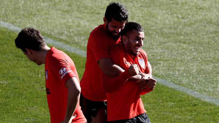 Correa con Costa en un entrenamiento del Atlético antes del partido en Zorrilla, la última jornada de Liga antes del parón.