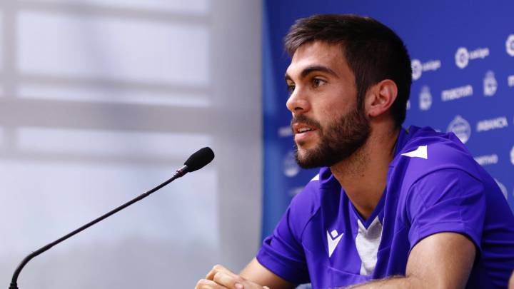 Salva Ruiz en la sala de prensa de Abegondo con el Depor