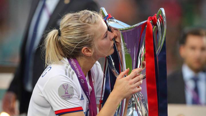 Hegerberg, con el trofeo de la Champions Femenina.