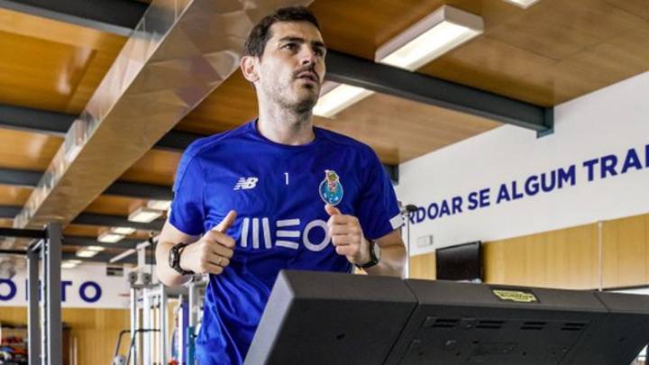 El guardameta español del Oporto, Iker Casillas, entrenando en el gimnasio.