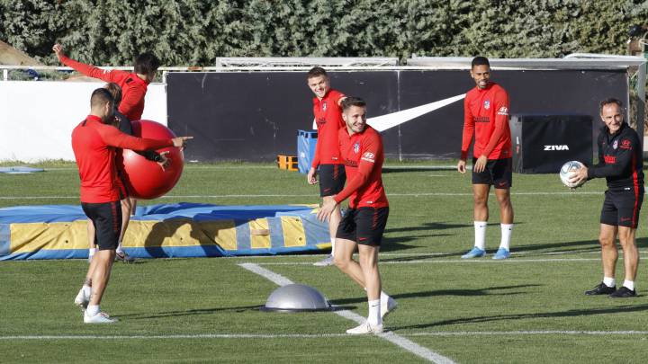 Saúl se entrena con el Atlético y Hermoso prueba como lateral