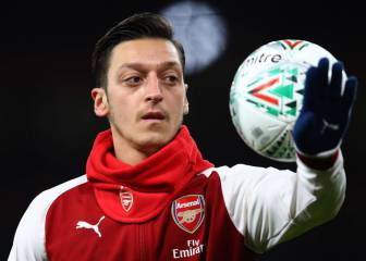 Özil juega sus cartas