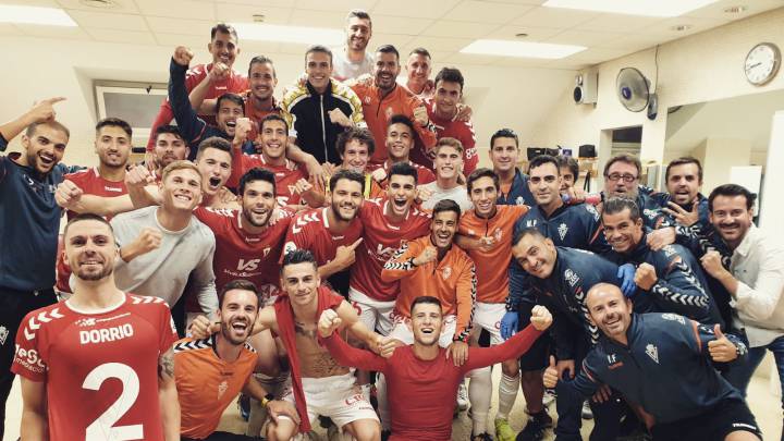 Los jugadores del Real Murcia celebran la clasificación para los cuartos de final de la Copa Federación.