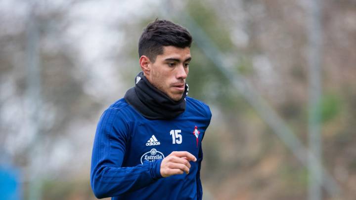 Lucas Olaza conduce el balón durante un entrenamiento del Celta en A Madroa.